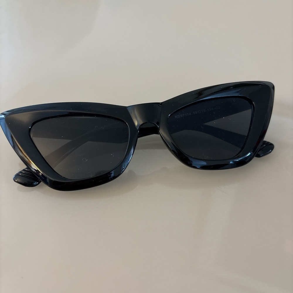 Sleek Black Cat-Eye Women's Sunglasses